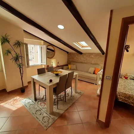 Semesterbostad La Mansarda